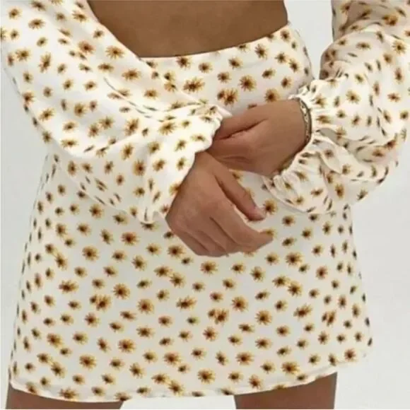 NWT WeWoreWhat Mini Slip Skirt Women's Small Ditsy Daisies Printed Lined Floral - Picture 2 of 5